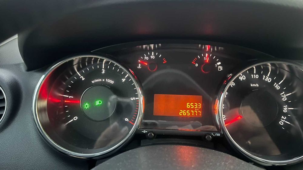 Автомобіль Пежо 5008