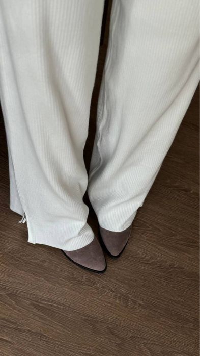 Жіночий білий костюм з ангорового рубчика