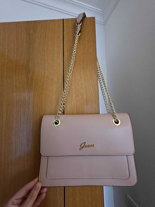Mala Guess rosa, versátil pode usar como mala ao ombro ou tiracolo
