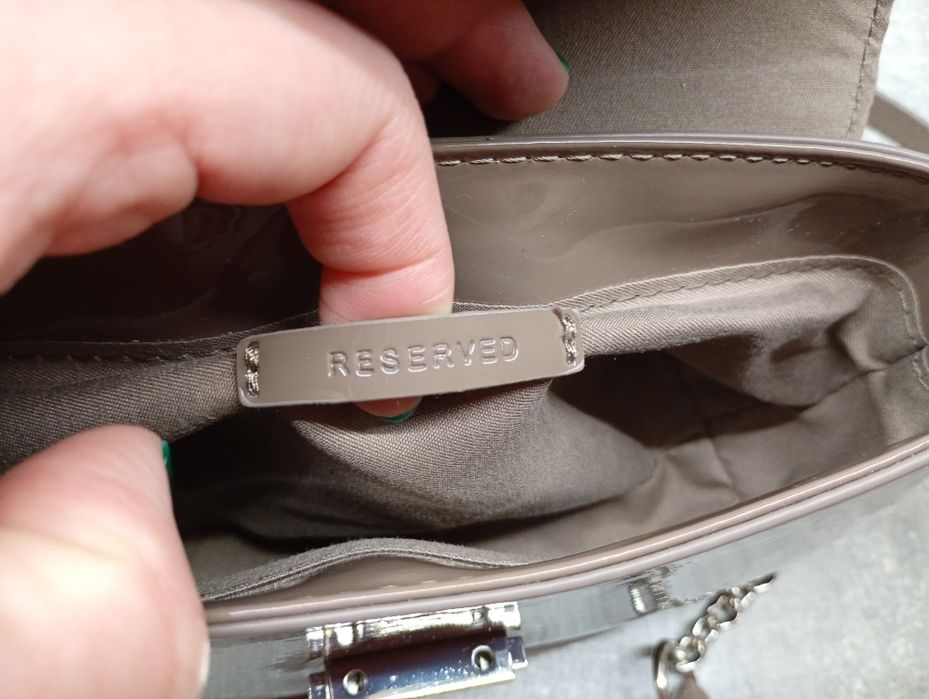 Torebka damska kopertówka lakierowana Reserved