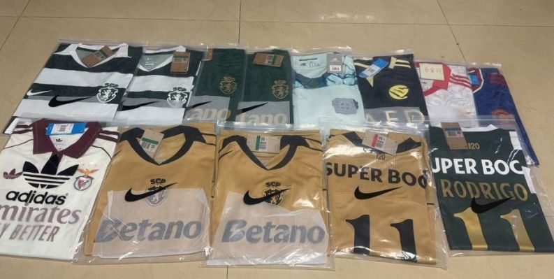 Camisolas de vários clubes e seleções