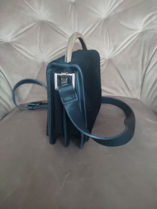 Czarna mała torebka z uchwytem do ręki Parfois