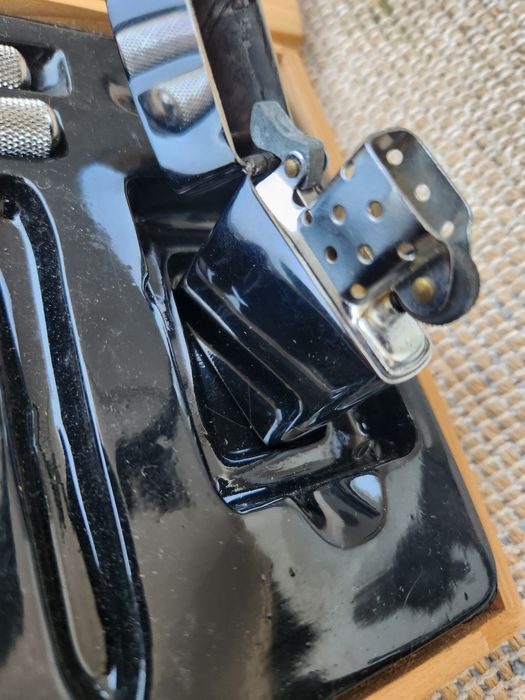 ISQUEIRO U.S com deposito de gasolina ,escovilhão e chave de fendas