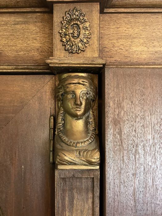 Móvel antigo de sala em madeira maciça com detalhes em bronze