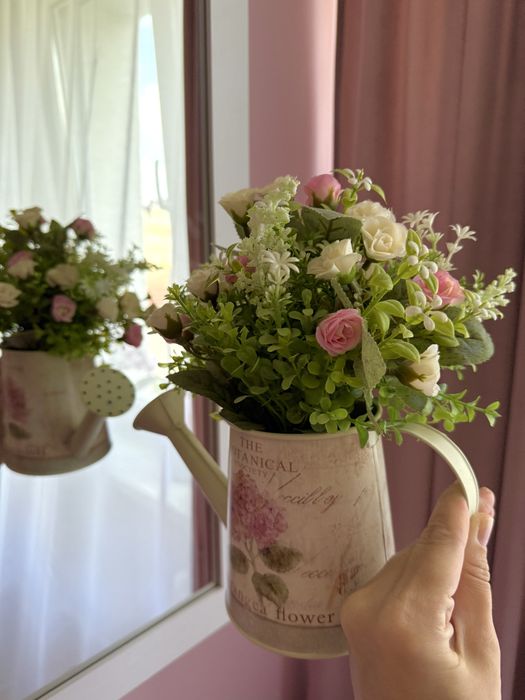 Mini różyczki w konewce, kompozycja kwiatowa