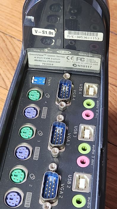 KVM switch Belkin F1DS104T професійний з аудіо