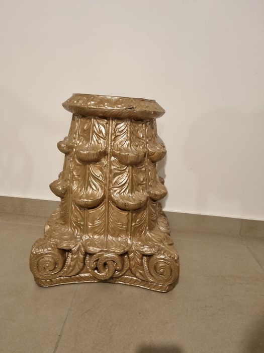 Coluna decorativa com liga metalica