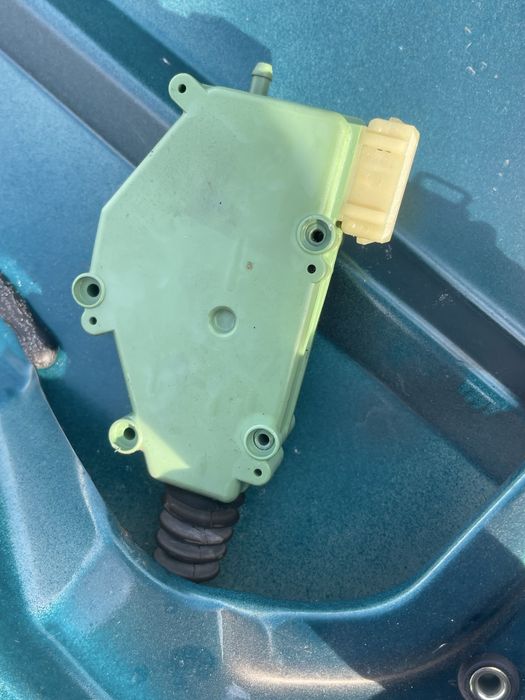 Silownik centralnego zamka vw t4 3 piny