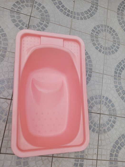 Plastic baby bathtub.