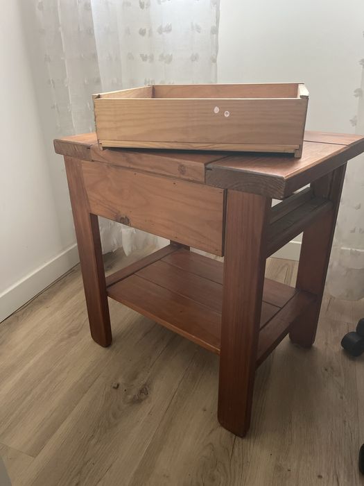 Mesinha cabeceira maçica