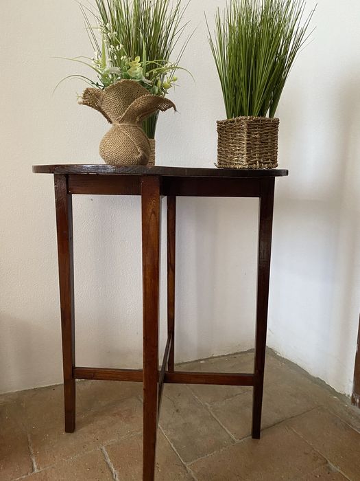 Mesa de madeira castanha