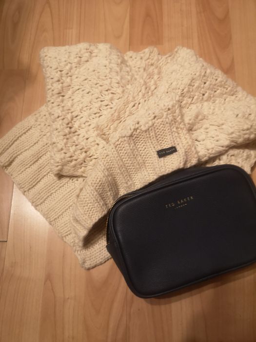 TED BAKER szalik beżowy z naszywką. .