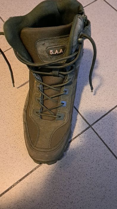 Bota resistente tanto para caminhar como andar no dia a dia.