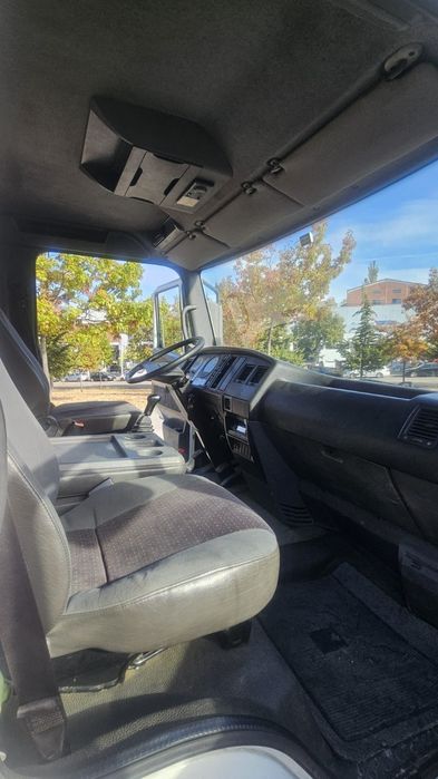 Camião Nissan com grua