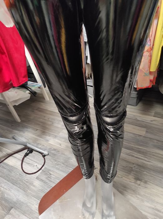 Piękne latexowe spodnie.