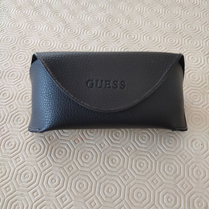 Caixa para óculos original Guess - Em pele