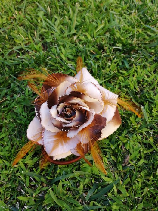 Alfinete / pregadeira em tons castanho, laranja e creme