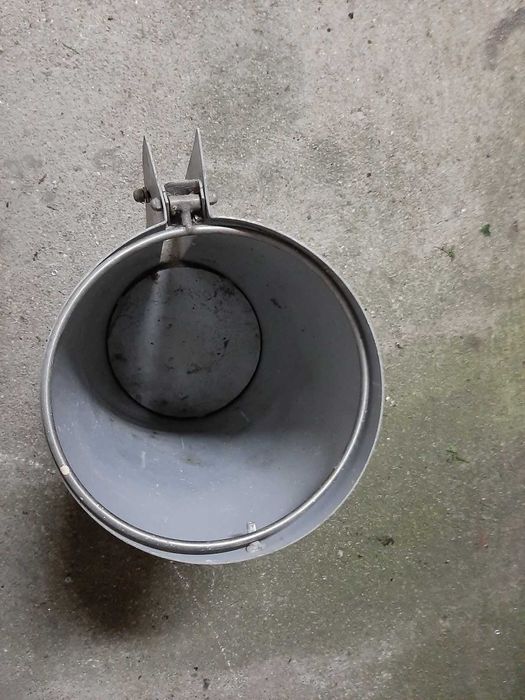 Lata de lixo de metal sem tampa