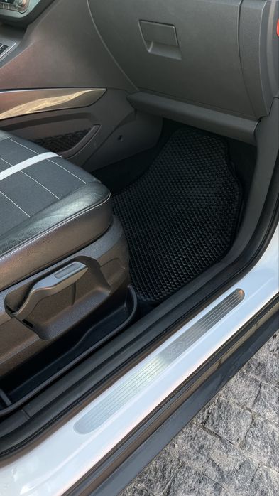 Продам білий кроссовер Ford Kuga