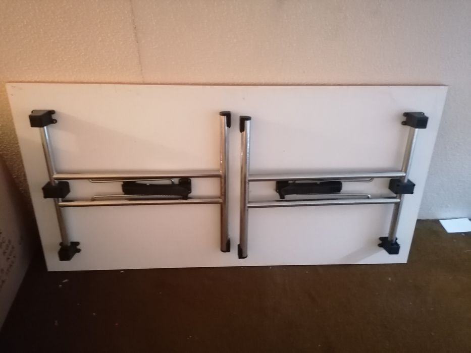 Mesa com pernas recolhiveis