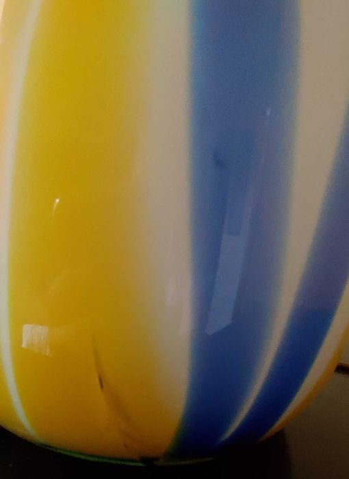 Ваза скляна синьо-жовтого кольору.
