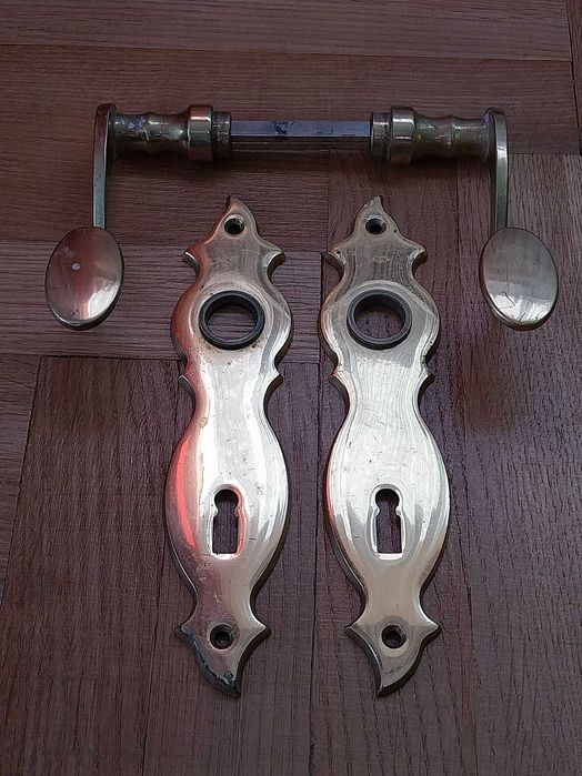 Okucia i klamki do drzwi – mosiężne.