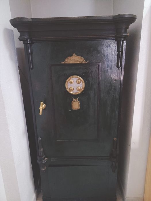 Cofre antigo com codigo