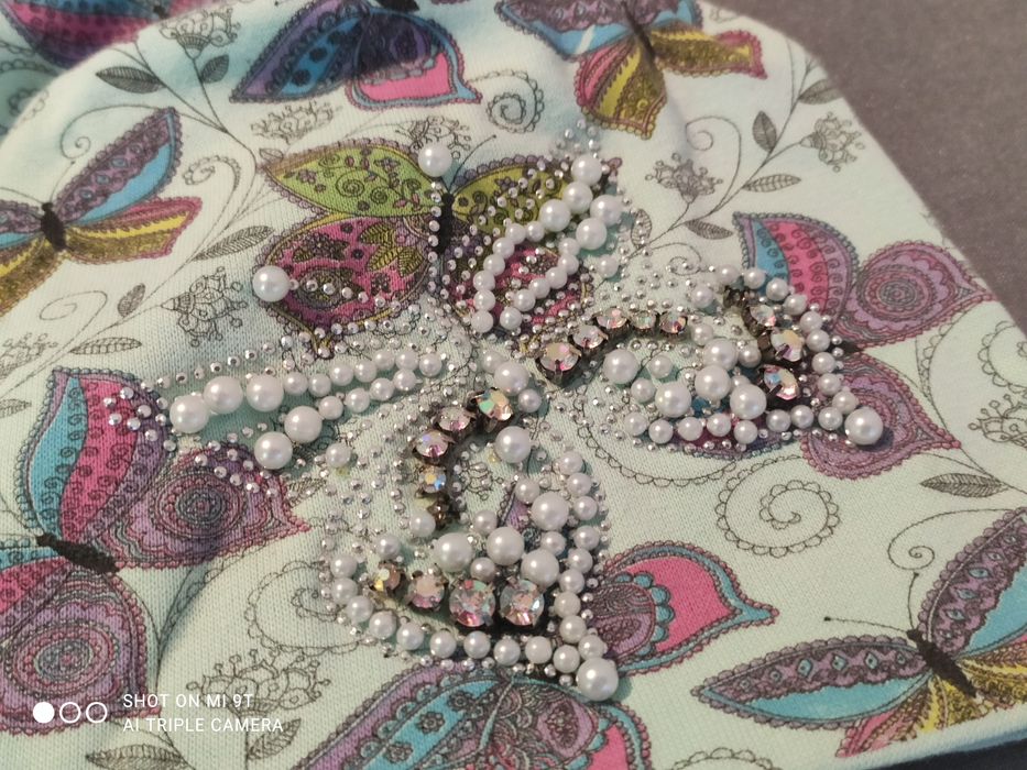 Dzianinowa czapka Moty z koralików, kryształkami