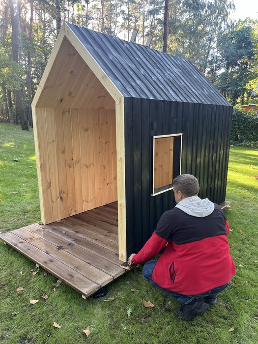 Skandynawski drewniany domek dziecięcy z tarasem