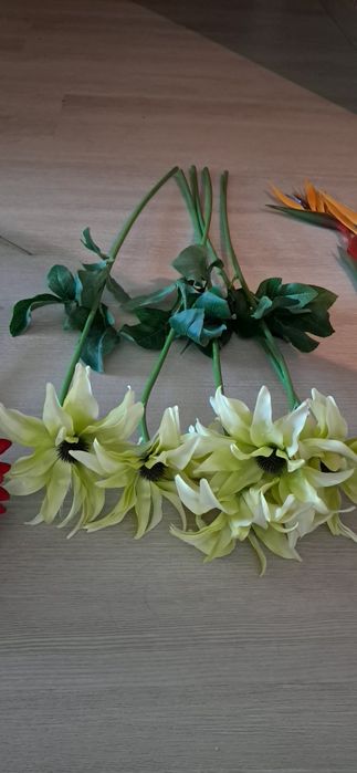 Flores artificiais de muito boa qualidade