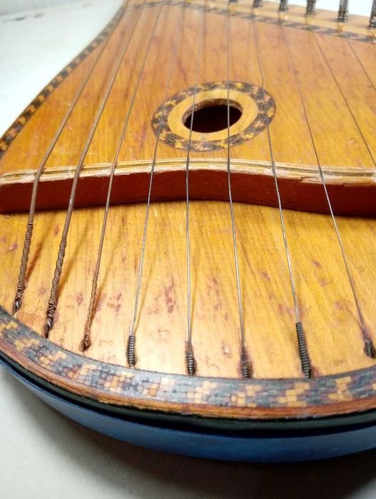 Украинский музыкальный инструмент Бандура в сувенирном исполненииn