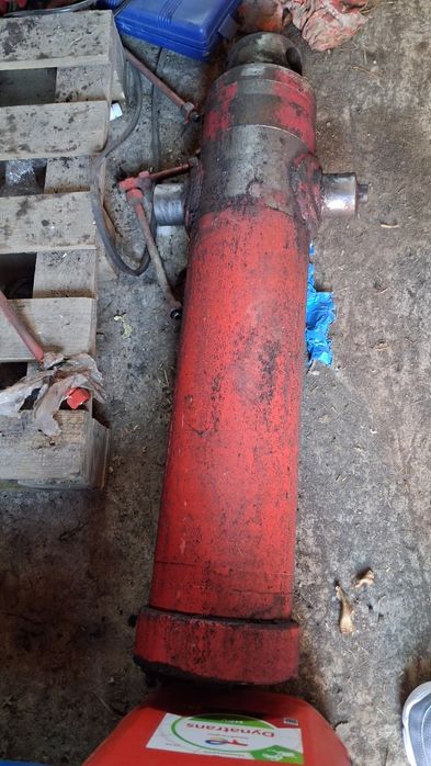 Siłownik hydrauliczny przyczepy tandem