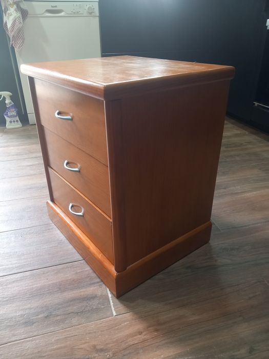 Mesa de cabeceira c/ três gavetas