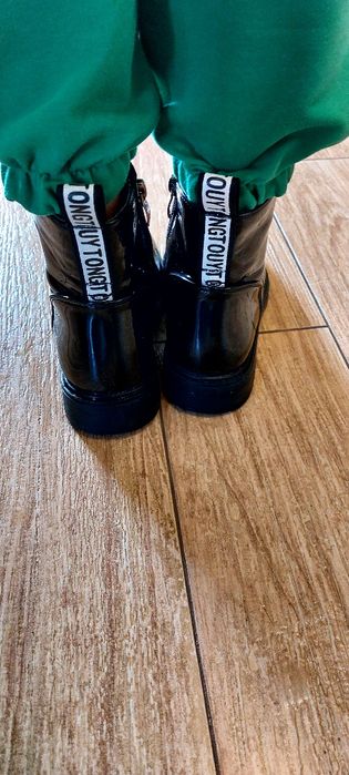 Лакові черевики.