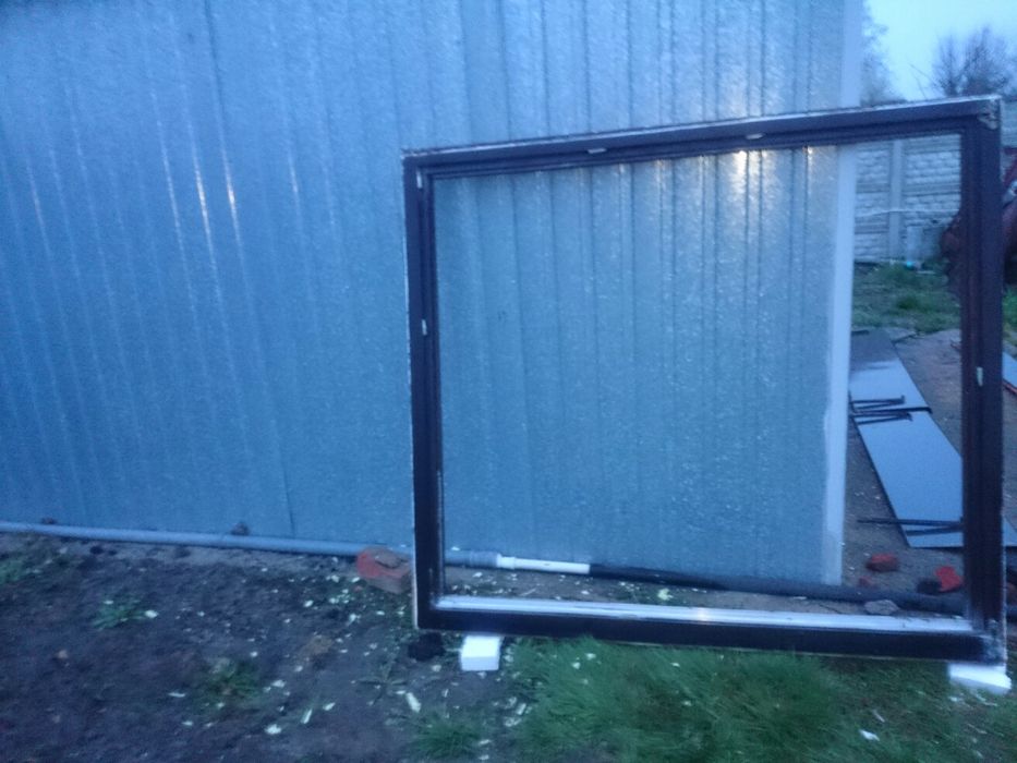 Okno drewniane z ramą po demontażu