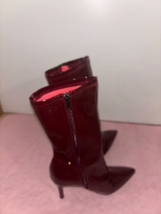 Bota cano curto brilhante bico fino e salto
