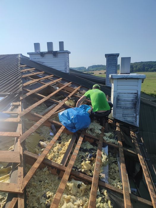 Ocieplanie, wdmuchiwanie celulozy i naprawa uszkodzonych izolacji dach