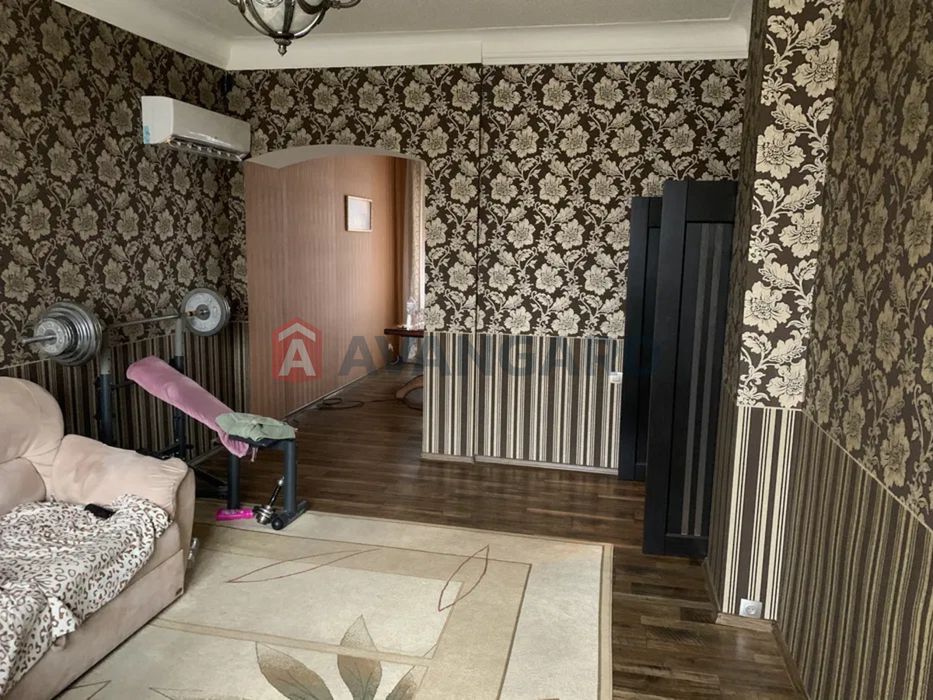 Продам 3 кімнатну сталінку в центрі