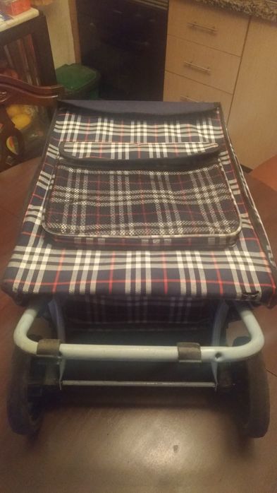 Mala de compras com rodas com padrão xadrez azul e vermelho