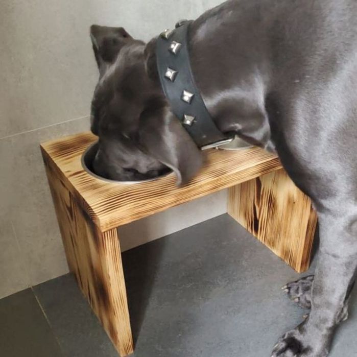 Stojak drewniany z miskami dla  dużego psa