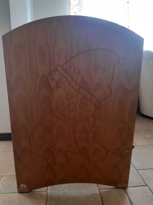 Cama bébé em madeira maciça da Pueri com estrado regulável em altura