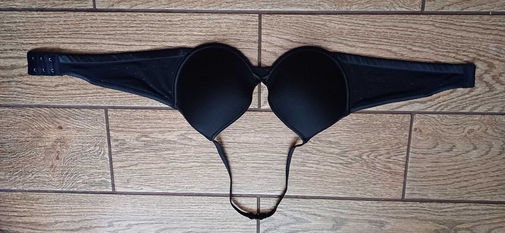 Czarny biustonosz Essentials r. 80 B