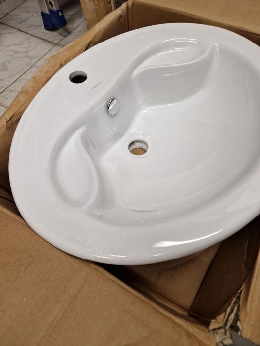 Umywalka ALTERNA podwieszana.