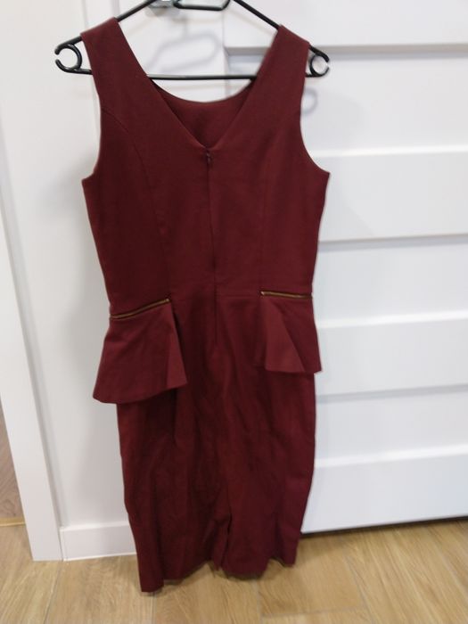 Sukienka z baskinką Mohito