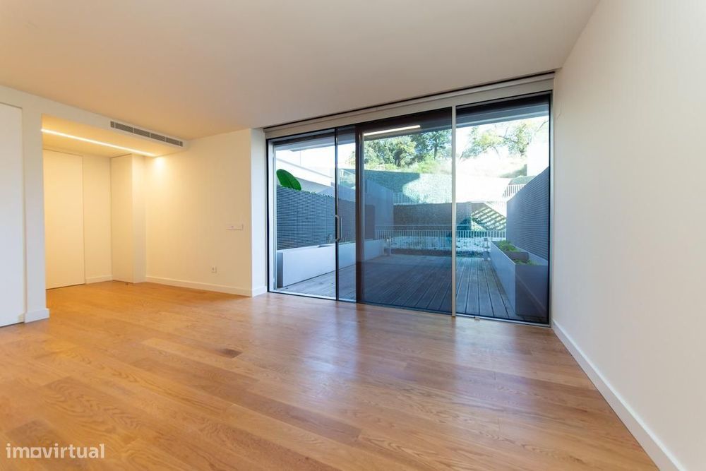 Arrendamento de T1 com estacionamento, varanda e terraço