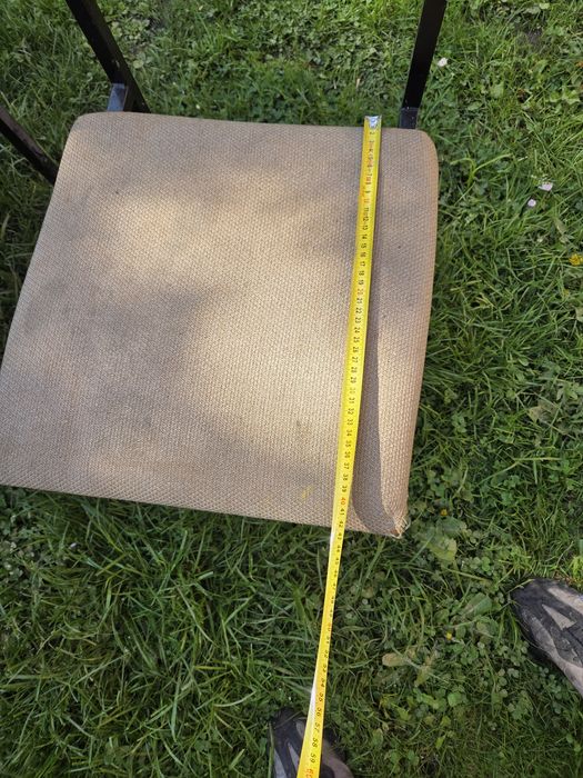 Krzesła solidne. Metalowa konstrukcja.