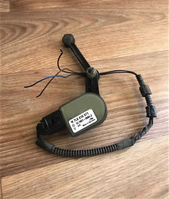датчик уровня положения кузова Volkswagen Touareg 7L6616213 7L6616571