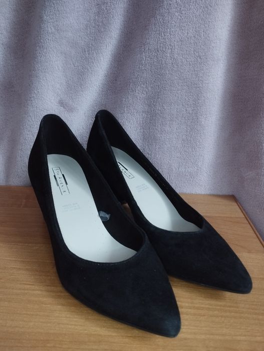 Czarne zamszowe buty na słupku