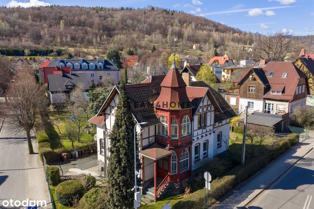 Magiczna połówka domu z ogrodem i werandą