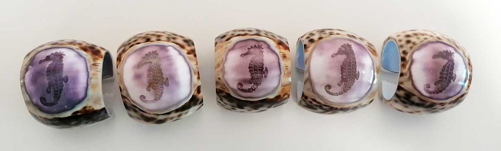 Conjunto de 5 porta-guardanapos esculpidos em búzio